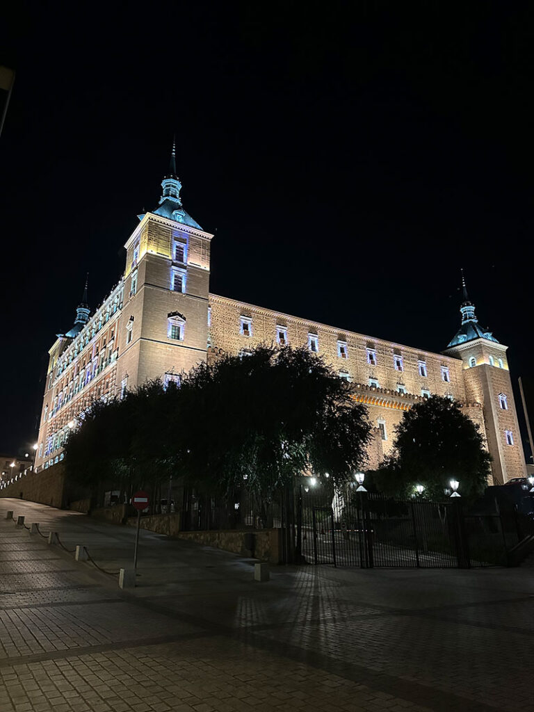 el-alcazar-de-noche